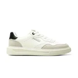 Championes urbanos American Sport modelo Fernan, de color blanco con detalles en gris claro y negro en el talón. Presentan pasadores blancos, puntera perforada para mayor transpirabilidad y una suela gruesa de goma. Cuentan con un parche lateral con la inscripción de la marca.
