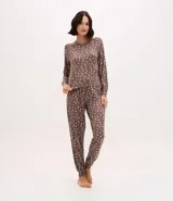 Pantalón de pijama tipo jogger, color marrón con estampado floral pequeño en blanco. Presenta cintura elástica con lazo de ajuste frontal y puños ajustados en los tobillos.