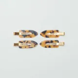 Set de cuatro pinzas para el pelo con diseño de carey y base dorada.