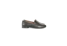 Mocasines negros confeccionados en cuero con textura sutil, de diseño clásico con empeine estructurado y suela baja.