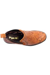Bota de cuero color marrón con estampado animal print, elástico negro en los laterales y taco bajo.