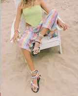 Sandalias planas Arizona Love modelo Trekky, hechas a mano con tiras de tela multicolor con estampado de bandana y suela de goma eva.