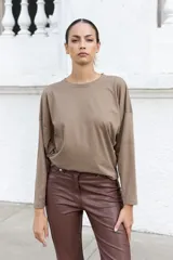 Remera color lila de corte holgado y mangas largas.