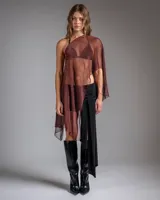 Poncho de tejido abierto con acabado brillante y diseño asimétrico de un solo hombro.