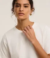 Remera básica de manga corta y cuello redondo, confeccionada en algodón suave y resistente. Presenta un diseño liso y corte clásico.