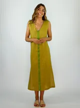 Vestido midi color ladrillo, de lino, con corte recto, escote en V y detalle de una franja vertical color lila en el centro.