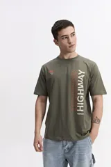 Remera de manga corta color azul marino, con escote redondo y ajuste regular. Presenta un estampado vertical con la palabra "HIGHWAY" en diferentes tonos de azul y el número "#76" en el pecho.