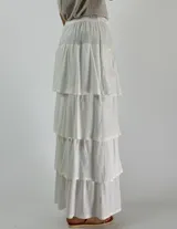 Falda larga de algodón color beige con cintura elastizada y volados escalonados.