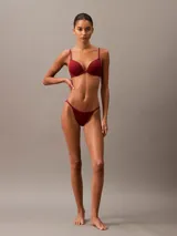Bombacha de bikini roja de microfibra suave y elástica, con cintura elástica con logo de Calvin Klein.