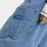 Pantalón de denim blanco con corte baggy y diseño barrel, cuenta con bolsillos laterales y logo bordado tono sobre tono.