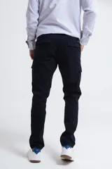 Pantalón cargo negro de corte recto con bolsillos laterales y traseros con solapa.