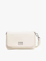 Cartera compacta Tommy Jeans de color blanco marfil con acabado liso, cierre de solapa magnética y detalle de parche metálico con logo en la parte delantera. Cuenta con una correa tejida ajustable y extraíble, compartimento principal y bolsillo interior con cremallera.