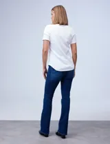 Remera blanca de algodón con cuello redondo.