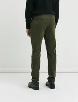Pantalon de pana de corte clasico, color verde oliva, con bolsillos delanteros inclinados y bolsillos traseros de ribete.
