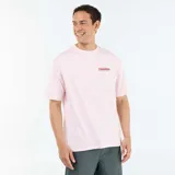 Remera rosada de manga corta con cuello redondo y diseño liso. Presenta un pequeño estampado frontal con las palabras "Raccolta Fresca Datterino Siciliano".