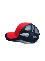 Gorra Trucker Umbro del Club Nacional de Football, modelo Elite. Diseño combinado en rojo y azul marino, con red trasera y visera curvada bicolor. Incluye el logo de Umbro y la palabra 'Nacional' bordados en el frente.
