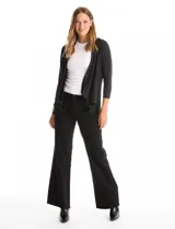 Cárdigan negro de tejido de punto con frente en cascada que genera un drapeado fluido. Presenta mangas tres cuartos y un corte abierto sin cierres.