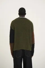 Sweater de punto multicolor con diseño de bloques de color y detalles de rayas en pecho y cuello.