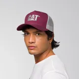 Gorra tipo trucker color bordó con malla trasera gris y logo de la marca bordado en el frente en color gris.