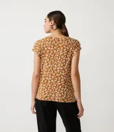 Musculosa de viscosa con estampado animal print de leopardo, cuello redondo y sisas amplias.