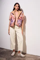 Chaleco acolchado color camel con diseño de rombos. Interior con estampado floral.