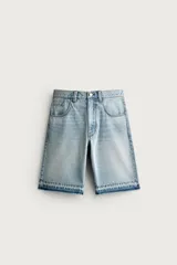 Bermuda de denim de algodón con efecto lavado desgastado en tonos marrones y azules. Tiene tiro medio, diseño de cinco bolsillos, pierna recta de corte holgado y bajo con acabado irregular. Cuenta con cierre frontal de cremallera y botón metálico.