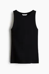 Musculosa de punto acanalado color negro, con cuello redondo y bajo recto.