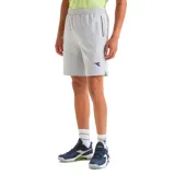 Short deportivo Diadora de corte recto y largo de 9 pulgadas, color gris claro. Cuenta con cintura elástica, bolsillos laterales y logo de la marca estampado en la pierna izquierda.