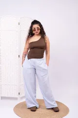 Pantalón de pierna ancha y tiro alto, color beige, con textura sutil y cintura elástica.