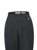 Pantalón de tiro alto y corte recto color gris, confeccionado con mezcla de lana y poliéster reciclado. Cuenta con pretina limpia, botón lateral decorativo y cierre invisible.