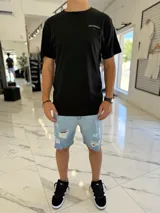 Remera negra de corte clásico con estampado gráfico en la espalda con el texto "Underwave Brand. Surfing Lifestyle Since 2014" en colores verde claro y blanco.