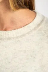 Sweater de tejido de punto color bordó, con cuello redondo, mangas largas y puños acanalados. Presenta un diseño de corte recto y textura suave.