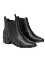 Bota tipo chelsea de cuero vacuno con textura floater, paneles elásticos laterales, puntera almendrada y taco bajo cuadrado.