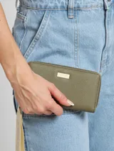 Billetera grande color verde oliva con textura símil cuero y cierre perimetral con cremallera.