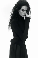 Mono largo de cuello subido y manga larga, con cuerpo ajustado y parte inferior de diseño abullonado con bajo ajustable mediante lazadas.