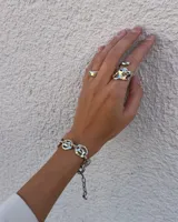 Pulsera de eslabones circulares con diseño orgánico y textura irregular, elaborada artesanalmente en metal con acabado dorado.