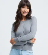 Cardigan de punto color gris, con cuello redondo, manga larga, cierre frontal de botones y diseño clásico con puños y bajo acanalados.