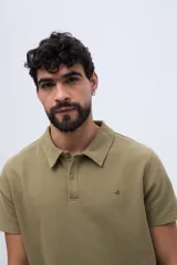 Remera polo verde militar con textura sutil, de manga corta, cuello camisero y cierre frontal de botones.