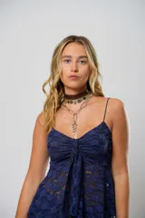 Top azul de encaje con breteles finos y detalle de lazo en el busto.