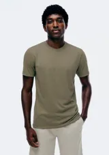 Camiseta básica de manga corta y cuello redondo, color rojo oscuro.