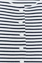 Top tipo chaleco confeccionado en hilatura con viscosa, con diseño de rayas horizontales en blanco y azul marino. Presenta cuello redondo, manga sisa y cierre frontal con botones.