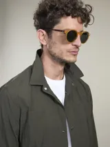 Campera casual liviana de nylon, con cierre frontal de botones a presión, cuello camisero y bolsillos frontales tipo parche.