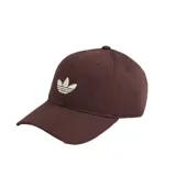 Gorra Adidas de visera curva en color marrón, confeccionada en algodón, con el logotipo del Trifolio bordado en la parte frontal en tono crudo.
