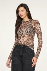 Blusa de tul semitransparente con estampado animal print, cuello redondo y mangas largas, de silueta ajustada.