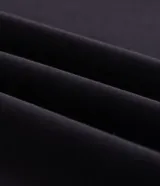 Buzo de pijama con capucha ajustable y cordones, confeccionado en tejido de modal con acabado suave. Presenta mangas largas, puños y ruedo acanalados, ofreciendo un calce holgado y confortable.