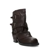 Botas de caña media color marrón, con diseño arrugado y tres hebillas laterales metálicas decorativas. Cuenta con taco medio y suela firme.