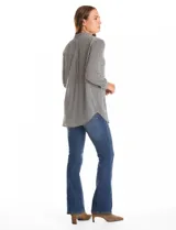 Camisa de manga larga marca Grand & Greene, con estampado de rayas verticales en blanco y negro. Presenta cuello con solapa, cierre frontal con botones y un bolsillo aplicado en el pecho.