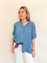 Camisa celeste de lino con mangas 3/4 y cuello mao.