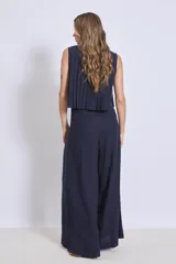 Pantalón ancho de tiro alto, color azul marino, con cordón ajustable en la cintura.