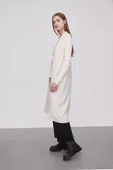 Saco largo abierto de viscosa, con mangas largas y diseño holgado.